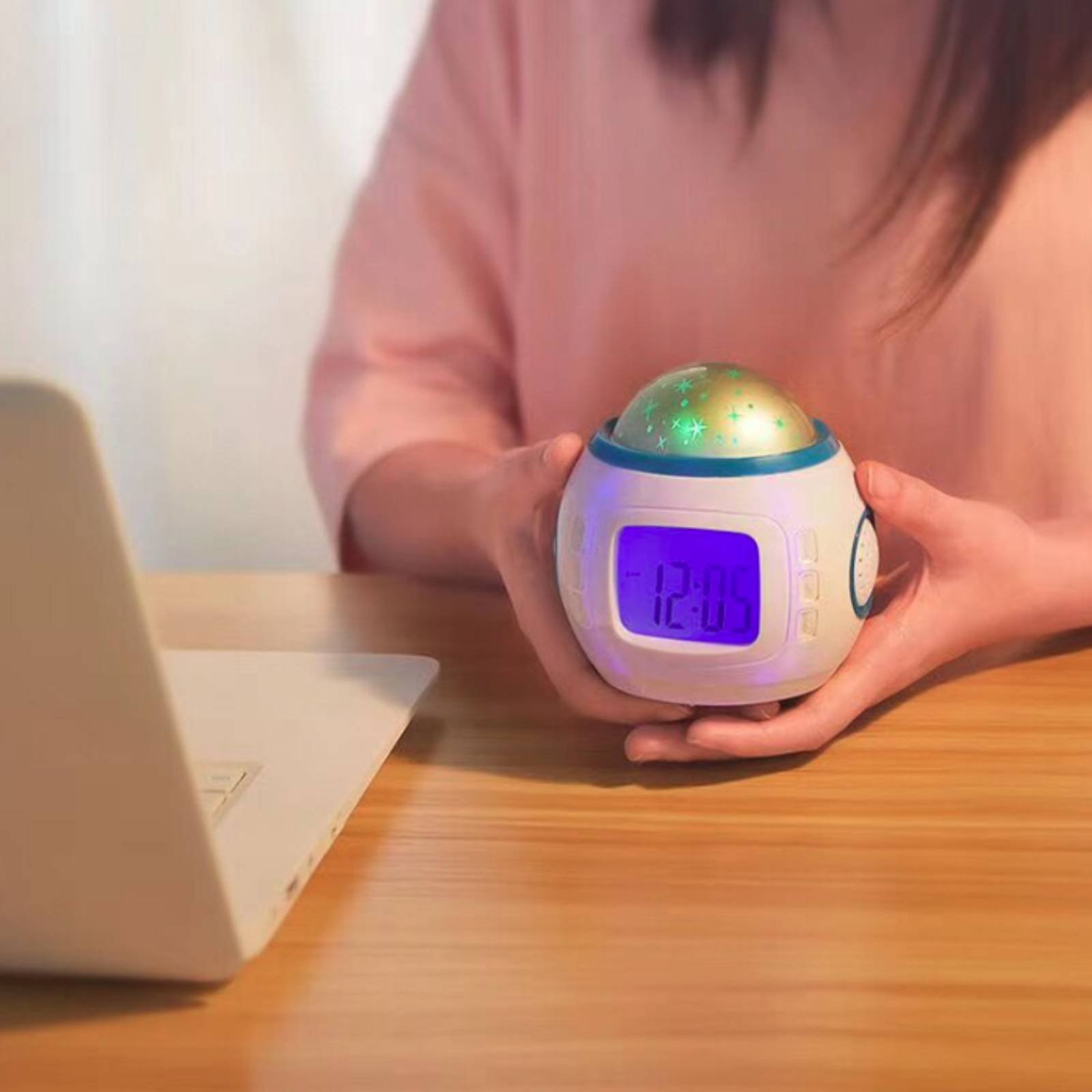 ساعة منبه بشاشة عرض سماوية وإض - مراجعة Electronics And Gadgets G وسعره